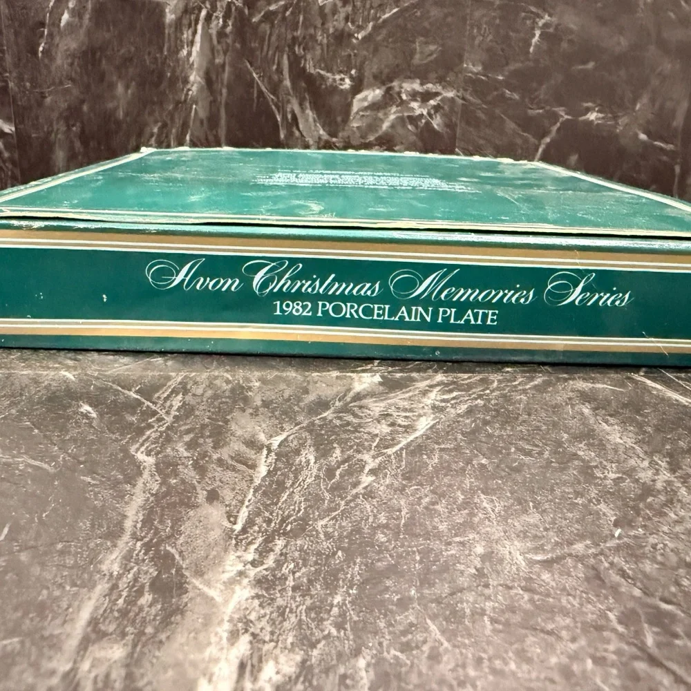 1982 AVON “Keeping the Christmas Tradition” Collector Plate w/22K Gold Trim